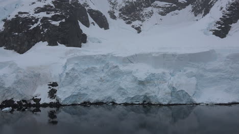Antarctica-Lemaire-Zooms-To-Shoreline-Ice