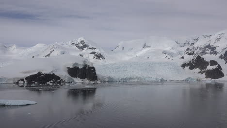 Antarktis-Schwarzer-Fels-Und-Weißer-Gletscher