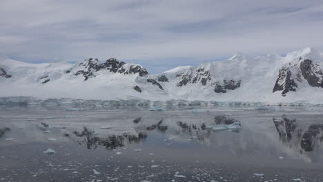 Antarktis-Berg-Reflexionen