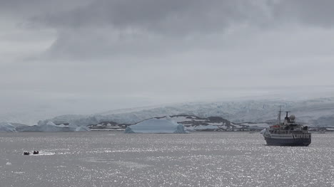 Antarctica-Ship-And-Inflatable-Boats-Zooms-Out