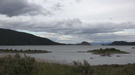 Argentinien-Felsen-See-Tierra-Del-Fuego-Park-Schwenken-Und-Zoomen