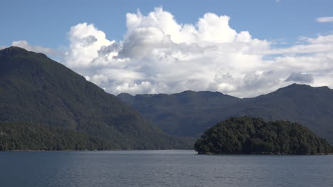 Chile-Aisen-Fjord-Insel-Hügel-Und-Wolke