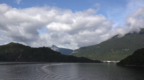 Chile-Aisen-Fjord-Aussicht-Mit-Entfernter-Siedlung