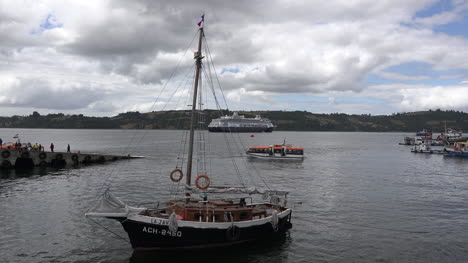 Chile-Chiloe-Castro-Segelboot-Mit-Kreuzfahrtschiff-Tender