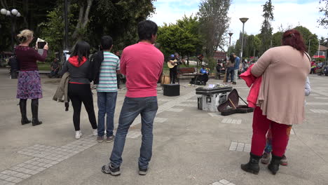 Chile-Chiloe-Castro-Touristen-Stehen-Auf-Dem-Plaza
