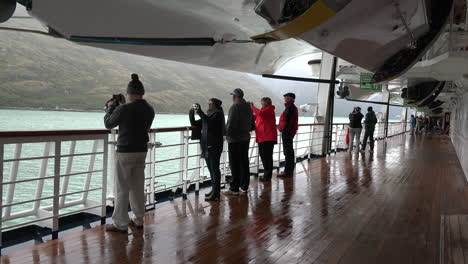 Los-Pasajeros-Del-Callejón-Del-Glaciar-De-Chile-En-El-Barco-Se-Acercan