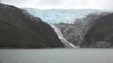 El-Callejón-Del-Glaciar-Chile-Se-Acerca-A-La-Cascada-Glacial