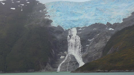 Chile-Gletschergasse-Zoomt-Heraus-Und-Schwenkt-Wasserfall