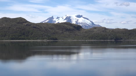 Chile-Monte-Burney-Más-Allá-De-Las-Colinas-A-Lo-Largo-Del-Fiordo