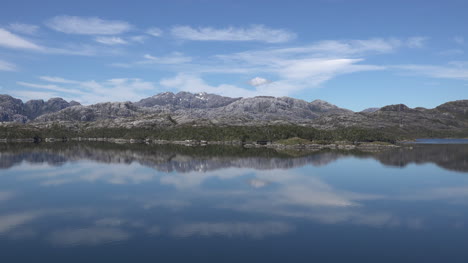 Chile-Paso-Sommer-Aussicht-Und-Reflexionen-Im-Fjord