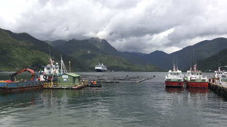 Chile-Puerto-Chacabuco-Boote-Und-Schiff