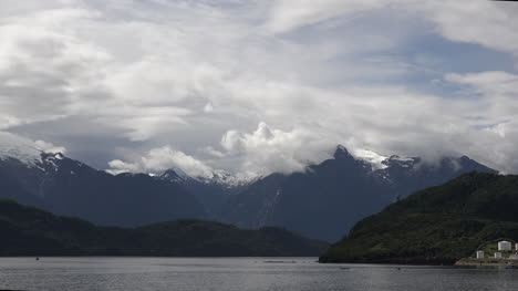 Chile-Puerto-Chacabuco-Montaña-Clouds