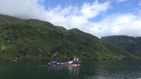 Chile-Puerto-Chacabuco-Arbeitsboot-Passiert-Hügel