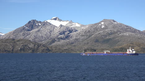 Chile-Straße-Des-Magellan-Frachters-Passiert-Gipfel-Mit-Schnee