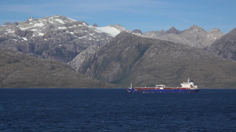 Chile-Straße-Des-Magellan-Frachters-Segelt-Vorbei-An-Hohen-Bergen