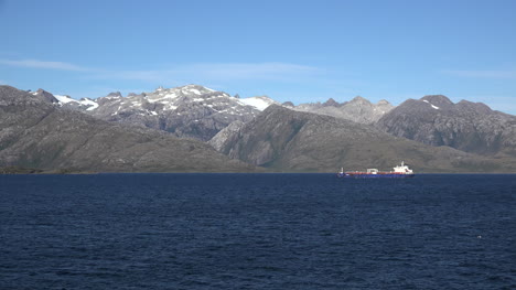 Chile-Straße-Von-Magellan-Zoomt-Auf-Frachter,-Der-Durch-Den-Fjord-Fährt
