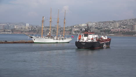 Chile-Valparaíso-Barco-Dejando-Pasado-Goleta