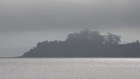 Niebla-De-Chile-Sobre-La-Isla-En-El-Lago-Llanquihue