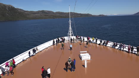 Los-Pasajeros-De-Chile-Se-Reúnen-En-La-Proa-Del-Lapso-De-Tiempo-Del-Barco