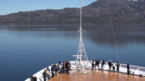 Chile-Passagiere-Am-Bug-Des-Kreuzfahrtschiffes