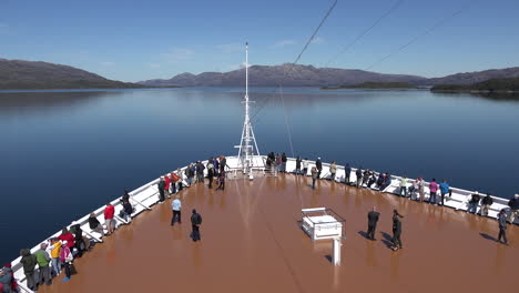 Chile-Passagiere-Am-Bug-Des-Schiffes