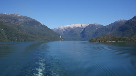 Chile-Wake-Vom-Schiff-In-Einem-Fjord