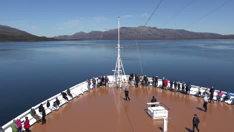 Chile-Zoomt-Vor-Schiffsbug-Im-Fjord