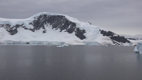 Antártida-Iceberg-Grande-En-Lapso-De-Tiempo-Del-Estrecho-De-Gerlache