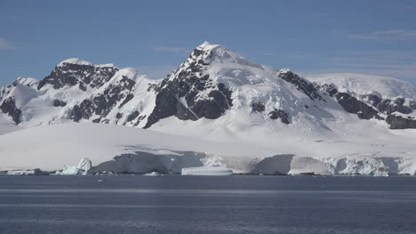 Antarktis,-Die-Einen-Gipfel-Passiert