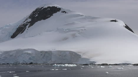 Antarktis-Schnee-Umarmt-Schwarzen-Felsen-Zoomt-Heraus