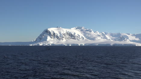 Antártida-Montaña-Nevada-Y-Cielo-Azul-Acercar