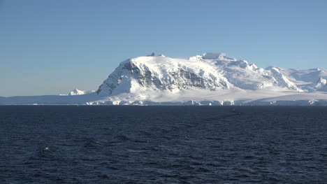 Antarctica-Snowy-Mountain-Ridge-Zoom-In