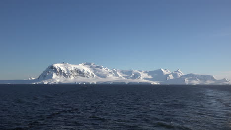 Verschneite-Bergkämme-Der-Antarktis
