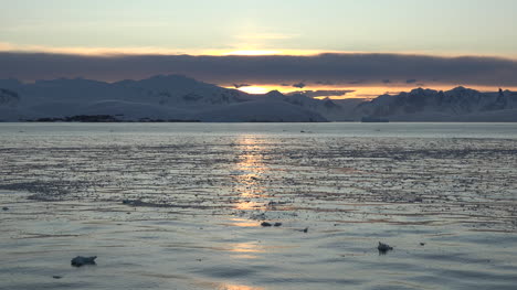Antarctica-Sunlight-On-Water-At-Dawn-Time-Lapse-Zooms-In