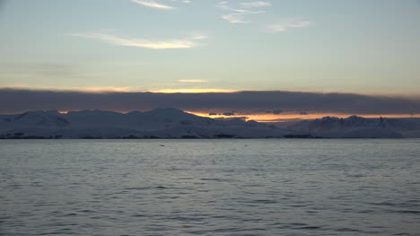 Die-Antarktis-Zoomt-Am-Frühen-Morgen-Auf-Die-Küste