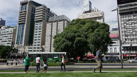 Argentinien-Buenos-Aires-Familie-Auf-Der-Straße-Zoom