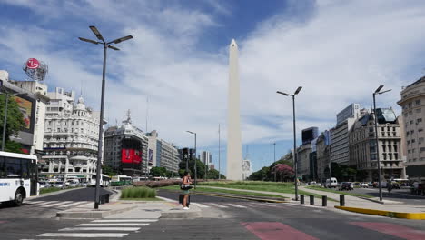 Argentinien-Buenos-Aires-Straßenszene-Mit-Obelisk-Pfanne