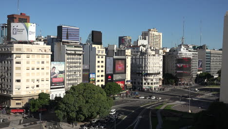 Argentinien-Buenos-Aires-Zoomt-Zu-Gebäuden-Auf-Der-Avenue-Am-9.-Juli
