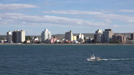 Argentinien-Puerto-Madryn-Und-Kleines-Boot