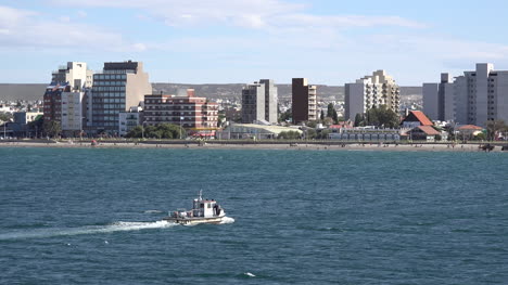 Argentinien-Puerto-Madryn-Boot-Fährt-An-Der-Skyline-Vorbei