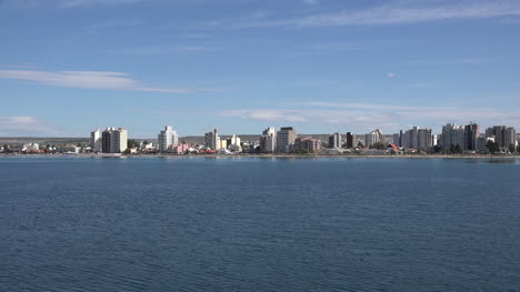Argentinien-Puerto-Madryn-Zoomt-Auf-Die-Skyline