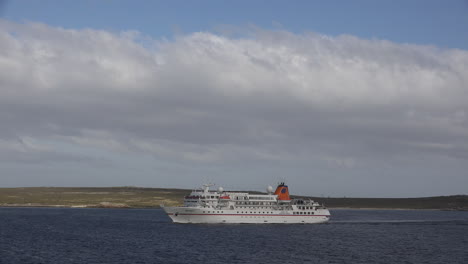 Nave-De-Expedición-De-Malvinas-Navega-Por