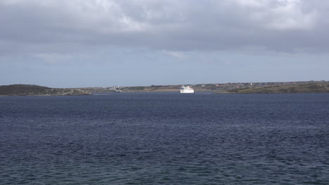 El-Barco-De-Las-Malvinas-Sale-Del-Puerto-En-El-Puerto-Stanley-Se-Acerca