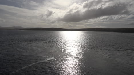 Falkland-Sonnenlicht-Auf-Dem-Wasser