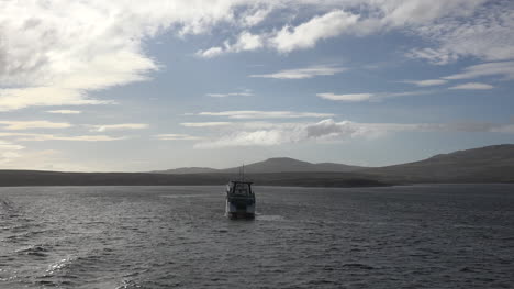 Falkland-Zwei-Fischerboote-Nähern-Sich-Dem-Ufer
