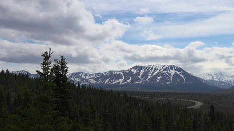 Alaska-Denali-View-Of-Mountains-And-Cloudy-Sky-Zoom-Out