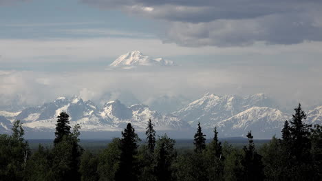 Alaska-Mount-Denali-Erhebt-Sich-über-Reichweite