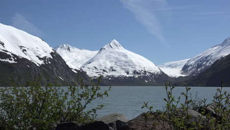 Alaska-Portage-Lake-Zoom-Zum-Gipfel-Hinter-Der-Anlage
