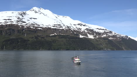 Alaska-Whittier-Boote-Kommen-An-Zoom