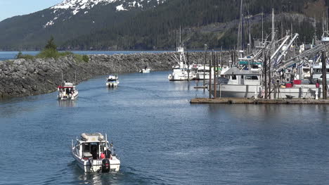 Alaska-Whittier-Drei-Boote-Segeln-Im-Hafen-Pan